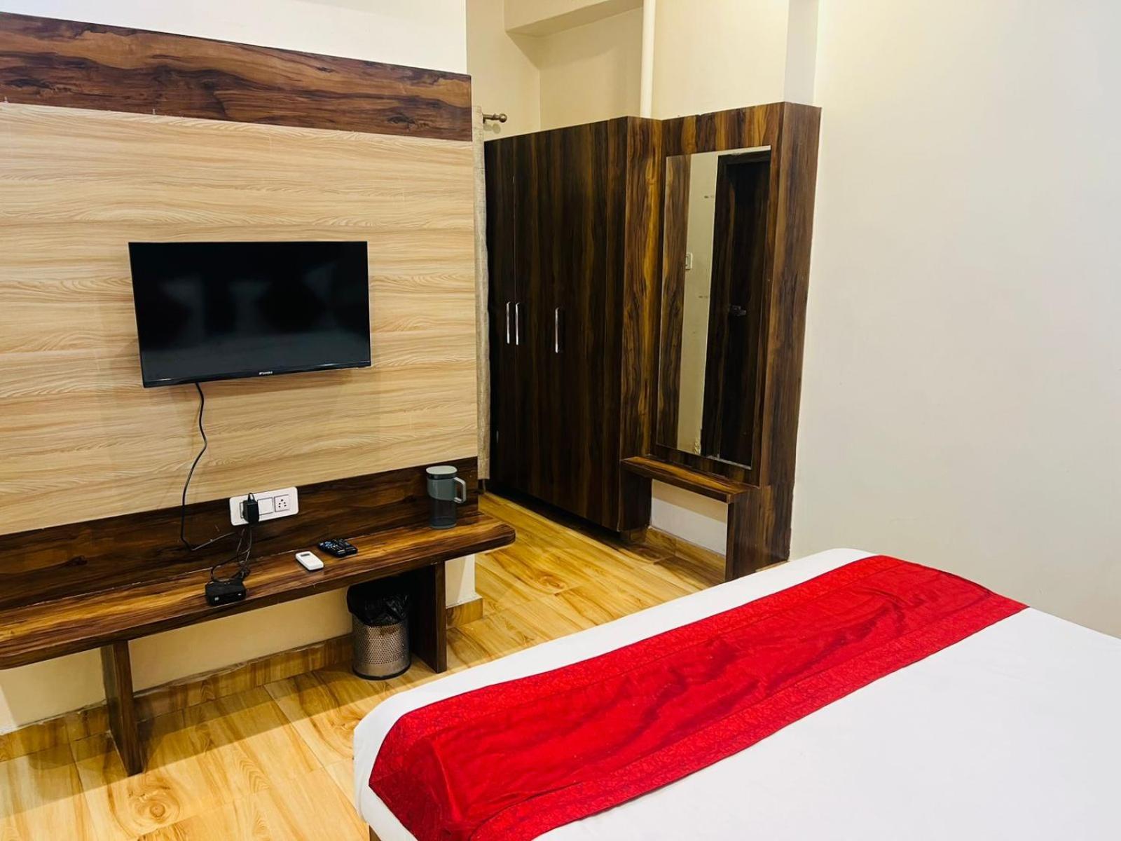 Hotel S V Grand พาราณสี ภายนอก รูปภาพ