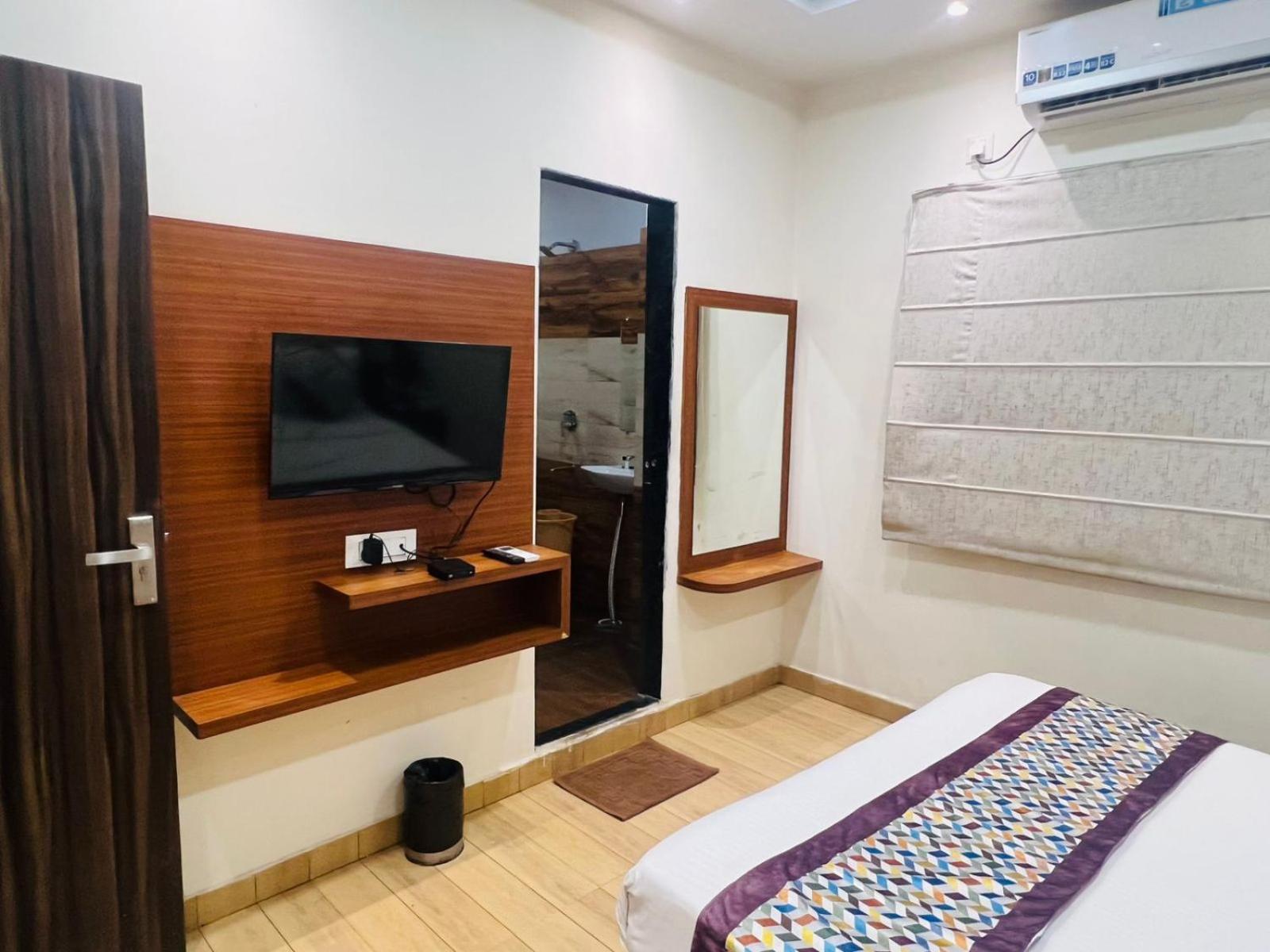 Hotel S V Grand พาราณสี ภายนอก รูปภาพ